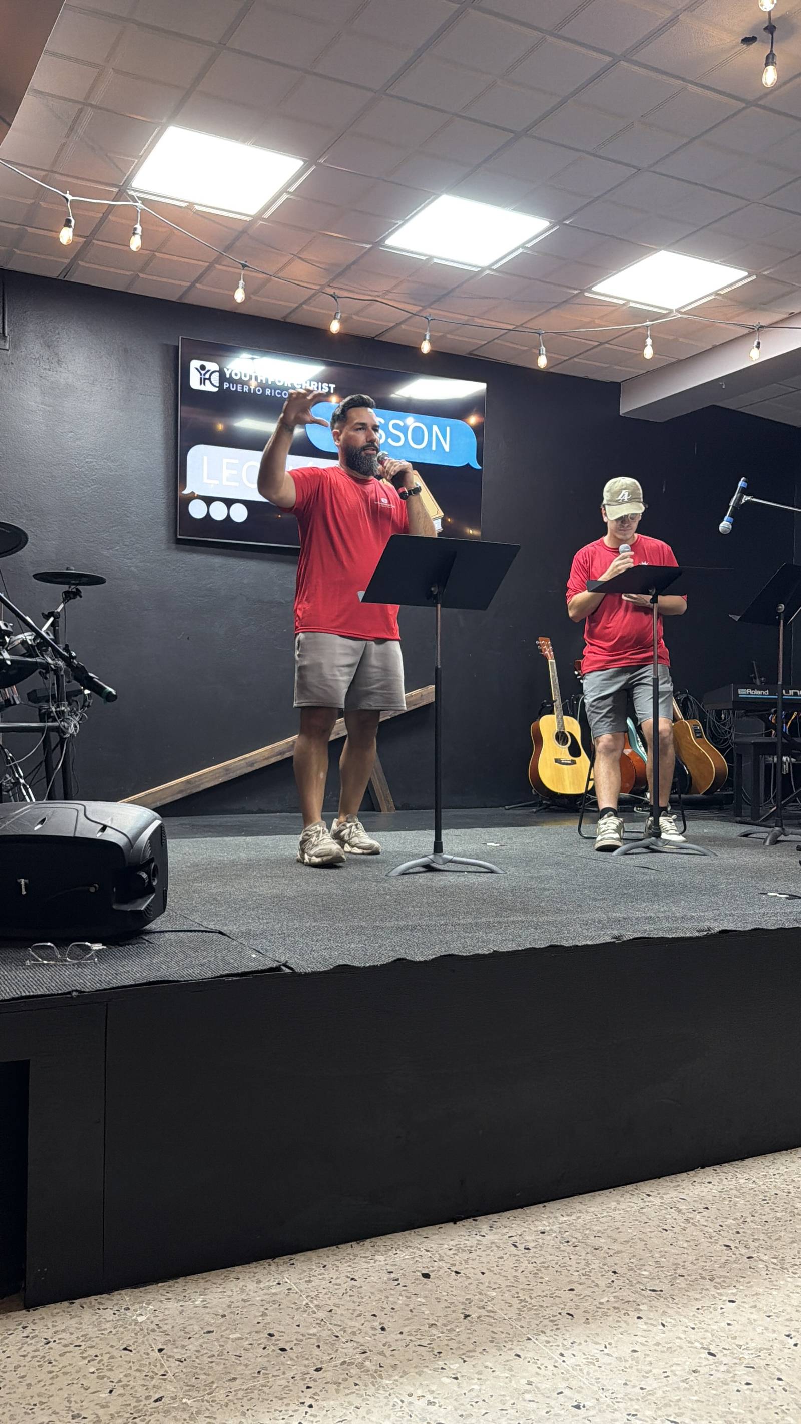 Pastor Rey Crespo predicando