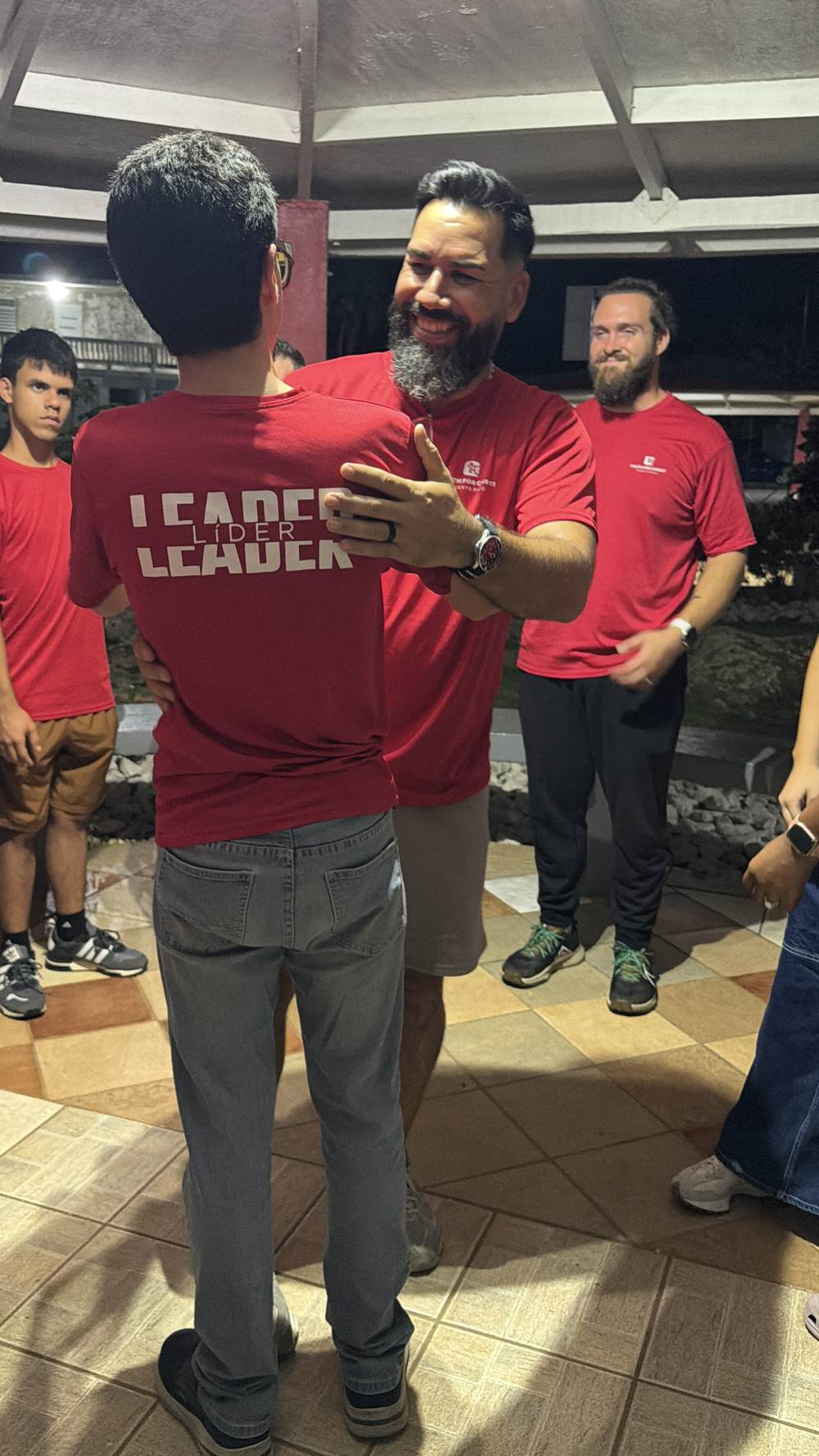 Líderes orando unos por otros