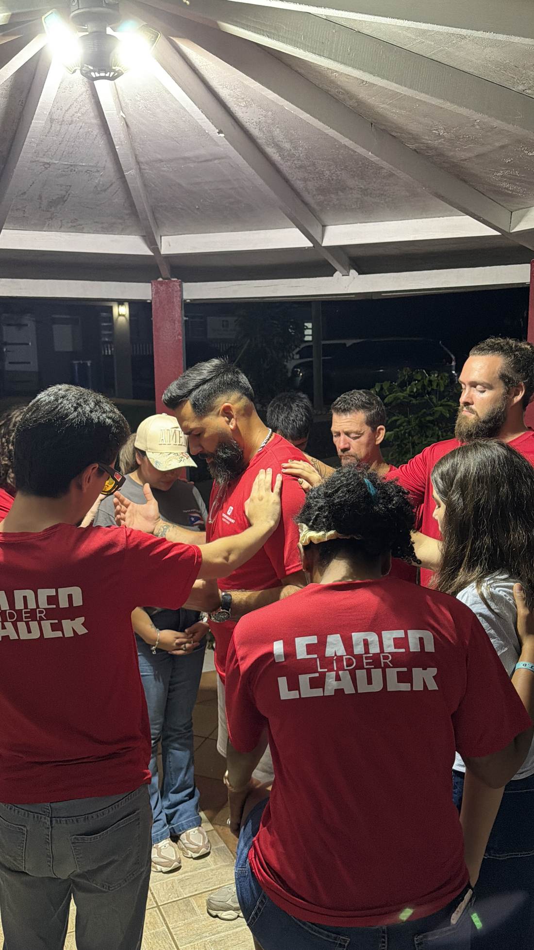 Equipo de liderazgo orando en Puerto Rico