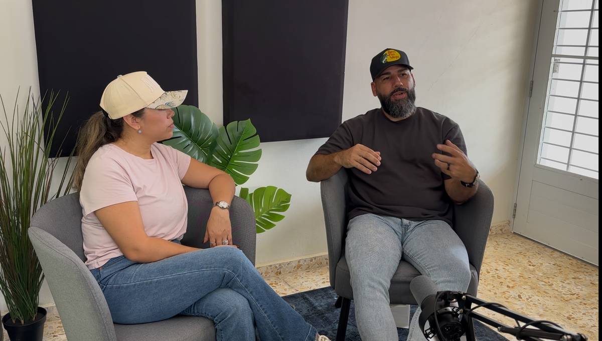 Pastores Rey y Krystal Crespo conversando
